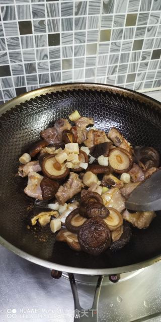 香菇焖排骨的做法步骤：7