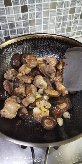 香菇焖排骨的做法步骤：8