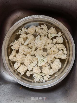 红肠炒花菜的做法步骤：1