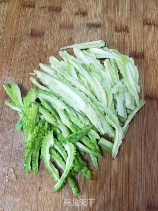 苦瓜凉拌洋葱的做法步骤：2