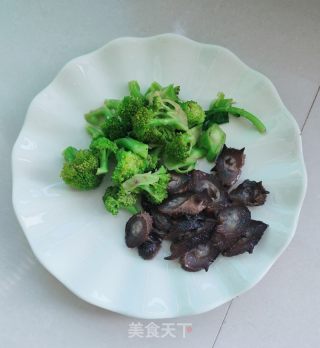 西蓝花、海参粥的做法步骤：2