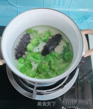 西蓝花、海参粥的做法步骤：4