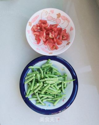 西红柿炒豆角的做法步骤：2