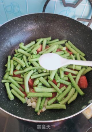 西红柿炒豆角的做法步骤：6