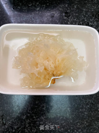 银耳百合绿豆的做法步骤：1