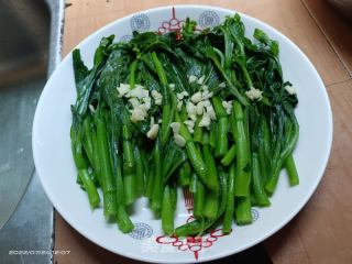 蒜蓉菜心的做法步骤：3
