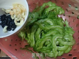 苦瓜炒豆豉的做法步骤：1