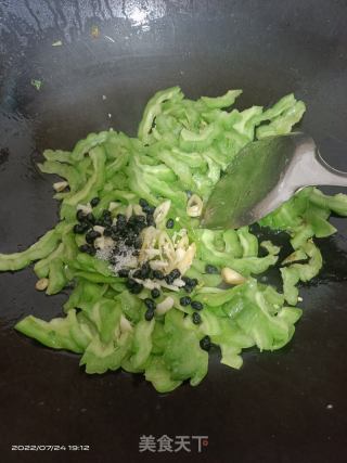 苦瓜炒豆豉的做法步骤：3