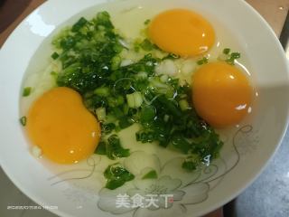 葱花煎蛋的做法步骤：1