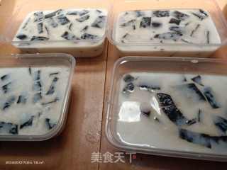 金银花凉草椰奶的做法