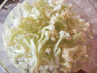 番茄炒菜花的做法步骤：1