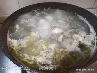 当归老鸡汤的做法步骤：1