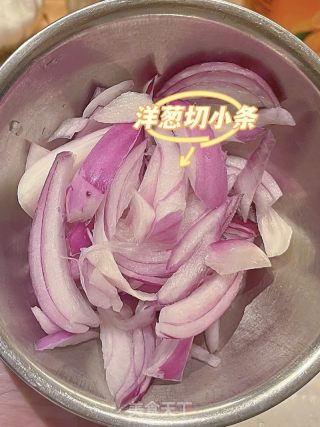 低脂低卡又好吃的洋葱炒鸡肉的做法步骤：2