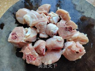 土豆蒸鸡腿的做法步骤：1