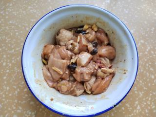 土豆蒸鸡腿的做法步骤：4