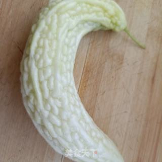 鸡蛋拌白苦瓜的做法步骤：1
