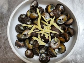 雪菜汁清蒸马蹄螺的做法步骤：2