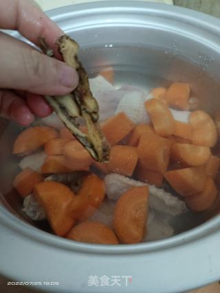 当归胡萝卜鸡汤的做法步骤：2