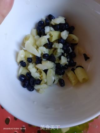 豆豉炒苦瓜的做法步骤：1