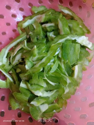 豆豉炒苦瓜的做法步骤：2