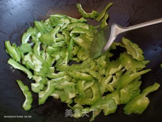 豆豉炒苦瓜的做法步骤：3