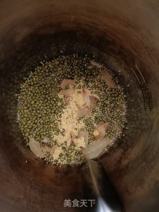绿豆百合羹的做法步骤：1