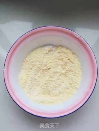 锅贴饼子的做法步骤：3
