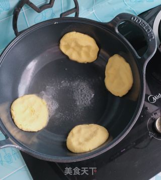 锅贴饼子的做法步骤：8