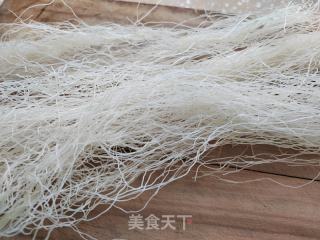 洋葱鸡蛋香菇炒面的做法步骤：1