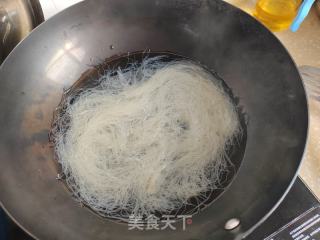 洋葱鸡蛋香菇炒面的做法步骤：2