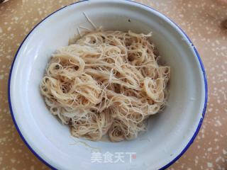 洋葱鸡蛋香菇炒面的做法步骤：3