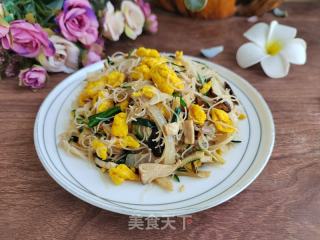 洋葱鸡蛋香菇炒面的做法步骤：13