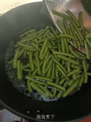 炒豆角的做法步骤：4