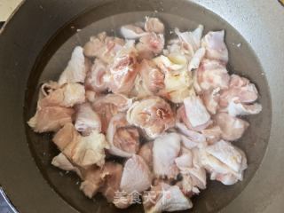 荔浦芋头炖鸡腿的做法步骤：2