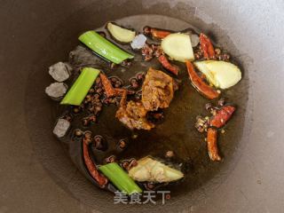 荔浦芋头炖鸡腿的做法步骤：5