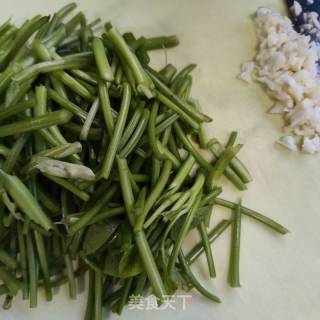 蒜蓉油渣红薯叶的做法步骤：2