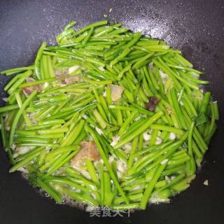 蒜蓉油渣红薯叶的做法步骤：4