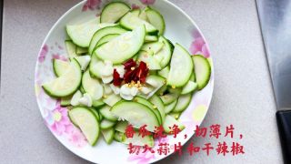 醋溜番瓜的做法步骤：1