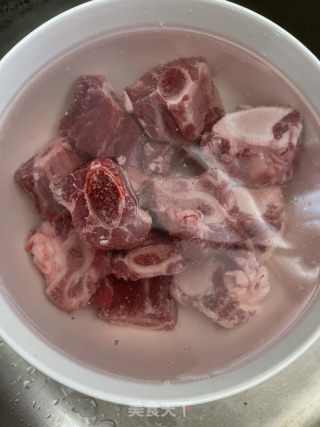番茄土豆牛排骨的做法步骤：1