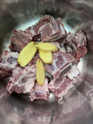 番茄土豆牛排骨的做法步骤：2