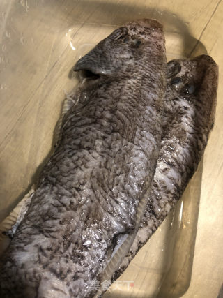 焖比目鱼的做法步骤：1