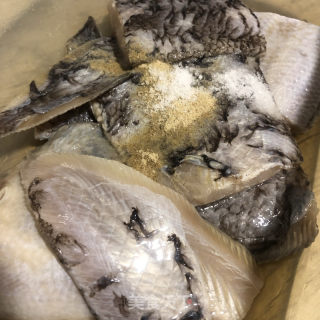 焖比目鱼的做法步骤：2