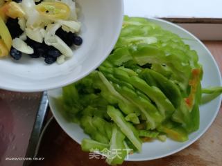 苦瓜炒豆豉的做法步骤：1