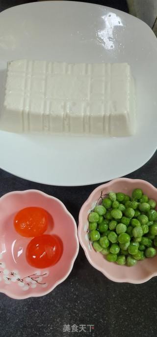 蟹黄豆腐的做法步骤：1
