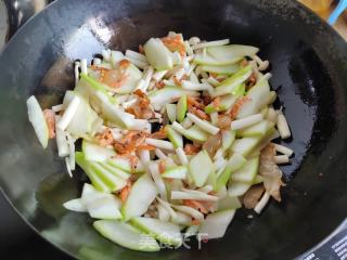 鳞虾海鲜菇烧蒲瓜的做法步骤：7
