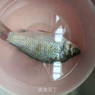 白萝卜鲫鱼汤的做法步骤：1