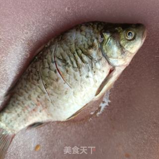 白萝卜鲫鱼汤的做法步骤：2