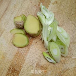 白萝卜鲫鱼汤的做法步骤：3