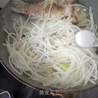 白萝卜鲫鱼汤的做法步骤：10