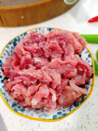 香菜拌牛肉的做法步骤：1